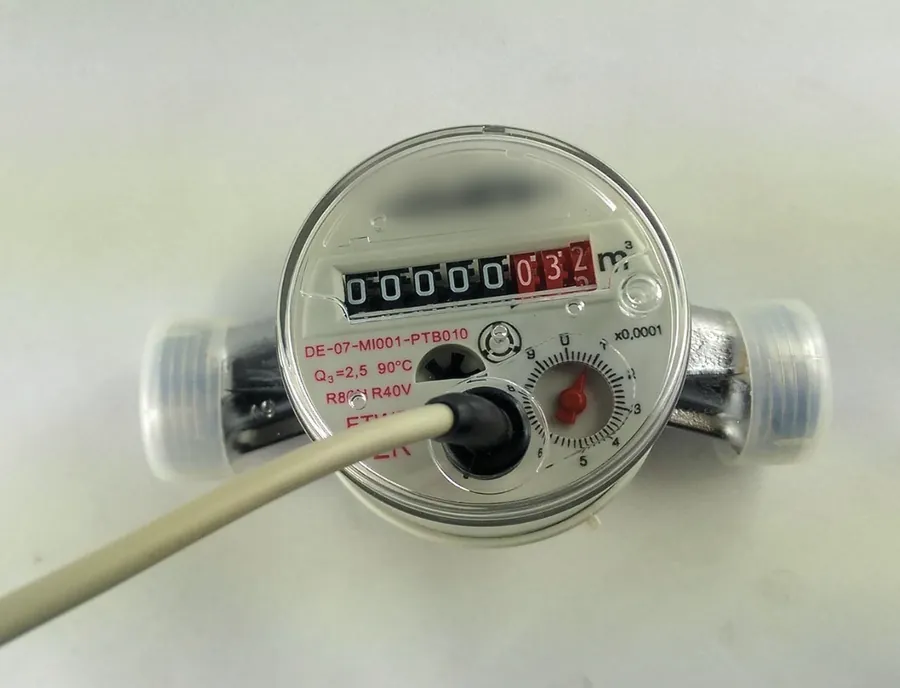 Compteur d'eau à impulsions avec son câble de sortie