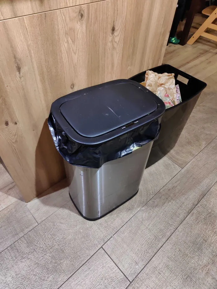 Poubelle inox à couvercle automatique dans une cuisine
