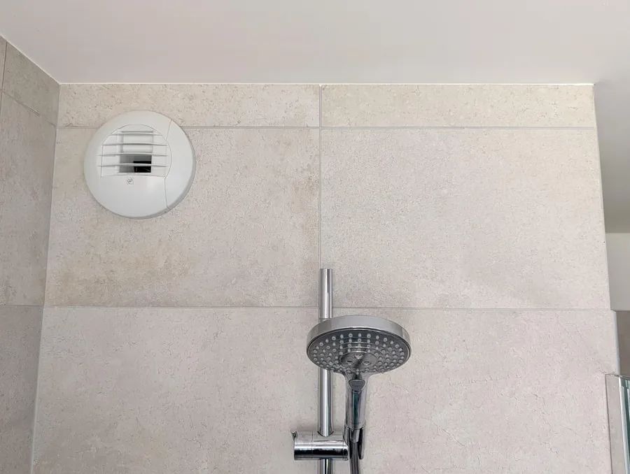 Bouche de ventilation au plafond d'une douche